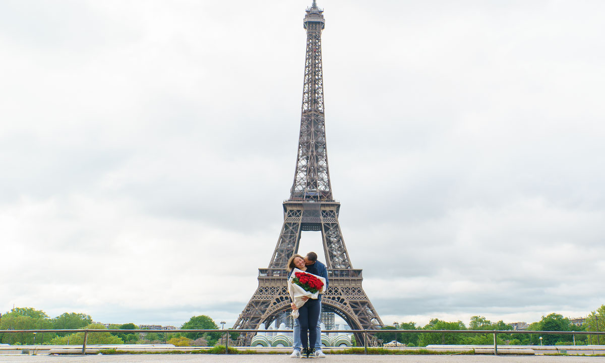 seance photo de couple place du trocadéro avec Tour Eiffel en arriere plan 