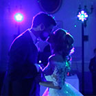 photo de couple de mariés dansant la première danse de la soirée de mariage sous une lumière bleue romantique