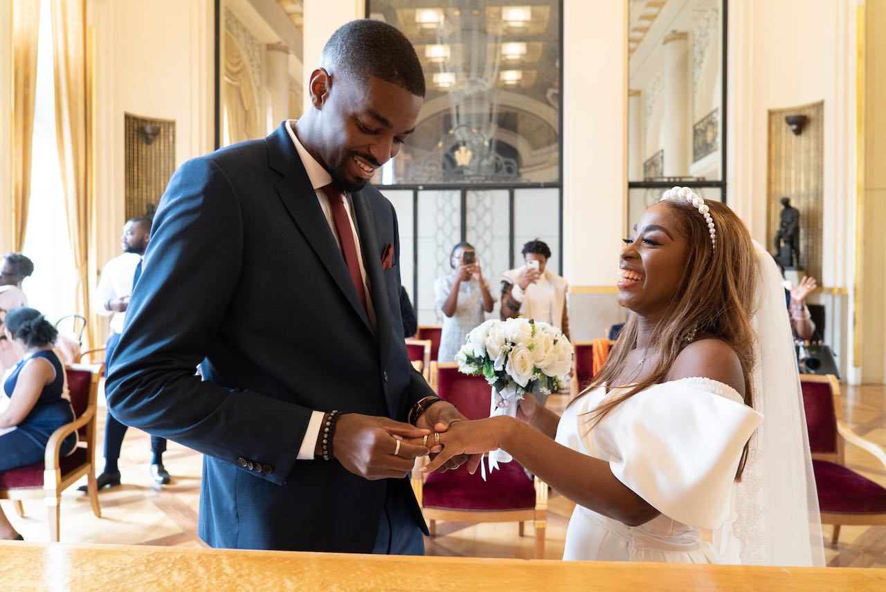 Photographe et vidéaste mariage Paris — reportage photo dans la salle des mariages, Valérie Marini