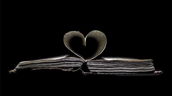 image d'un album photo dans udeux pages formant un coeur.