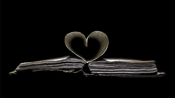 image d'un album photo dans udeux pages formant un coeur.