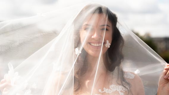 photo mariee avec voile blanc sur le visage par photographe mariage paris