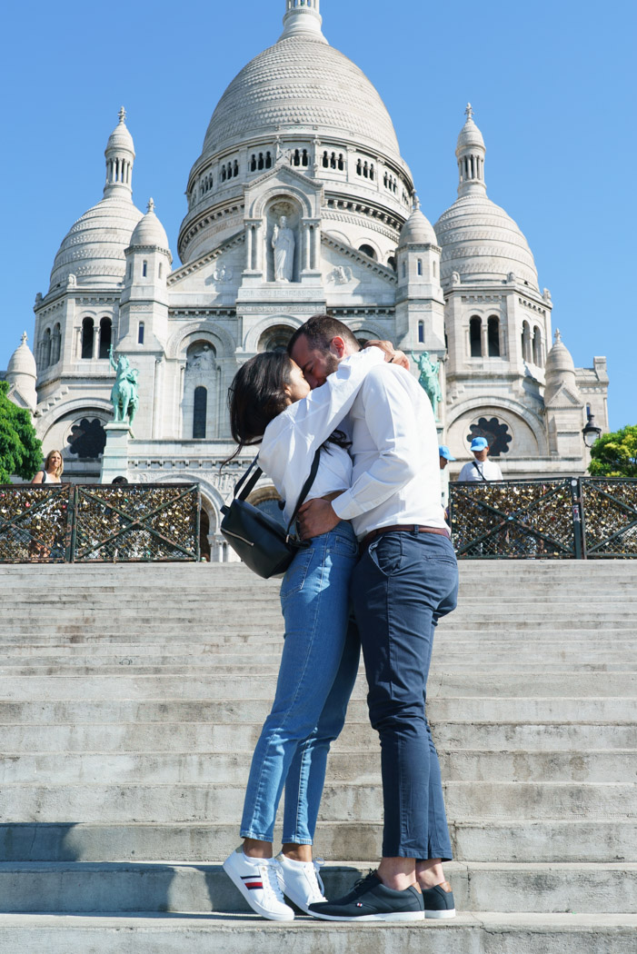 couple fiancé demande en mariage à Montmartre