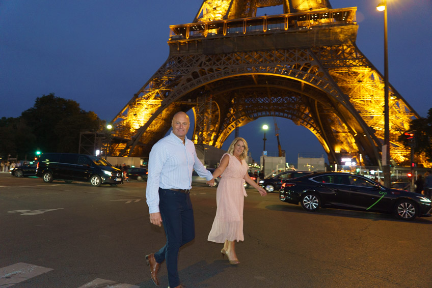 photo couple tour eiffel paris quai Branly - Jacques Chirac