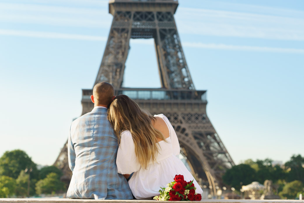 eiffel tower photo ideas couple sunrise