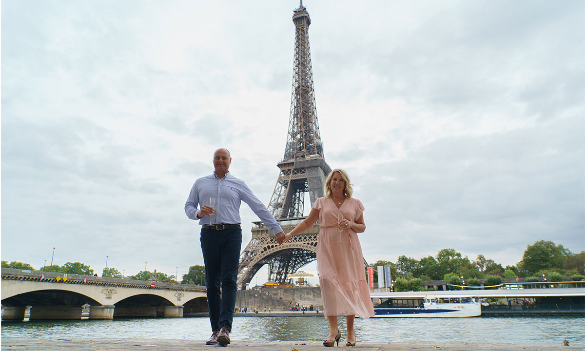 seance photo de couple port debilly avec Tour Eiffel en arriere plan 