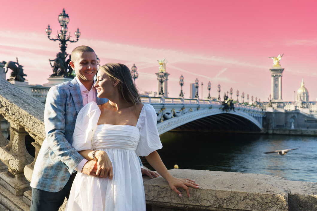 Photo couple mariage Paris sur le Pont Alexandre III, lieu romantique emblématique