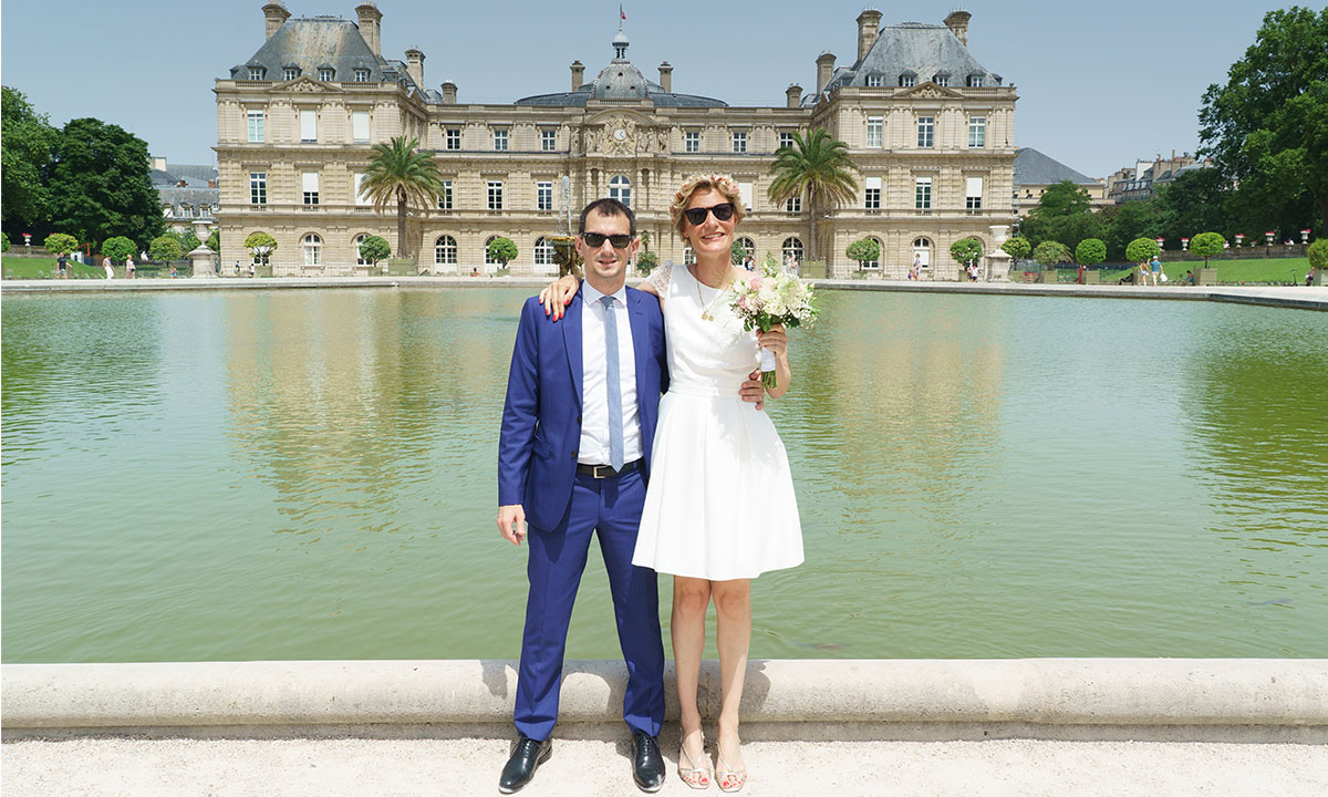 Photo mariage Paris dans le Jardin du Luxembourg, couple élégant en tenue de cérémonie