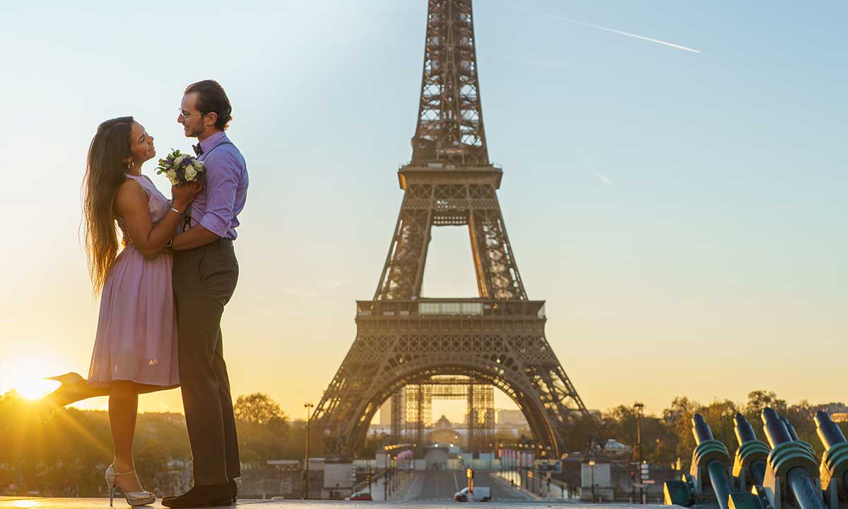 Photo mariage Paris à la Tour Eiffel, couple amoureux au lever du soleil