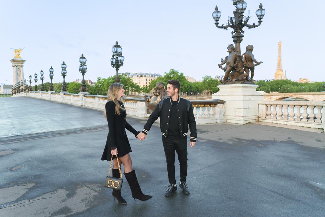 pose seance photo de couple pont alexandre 3 Paris