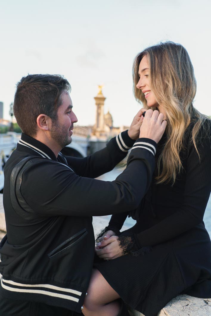 pose seance photo de couple pont alexandre 3 Paris