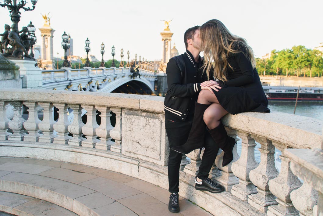 pose seance photo de couple pont alexandre 3 Paris