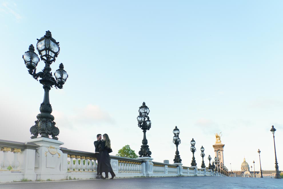 pose seance photo de couple pont alexandre 3 Paris