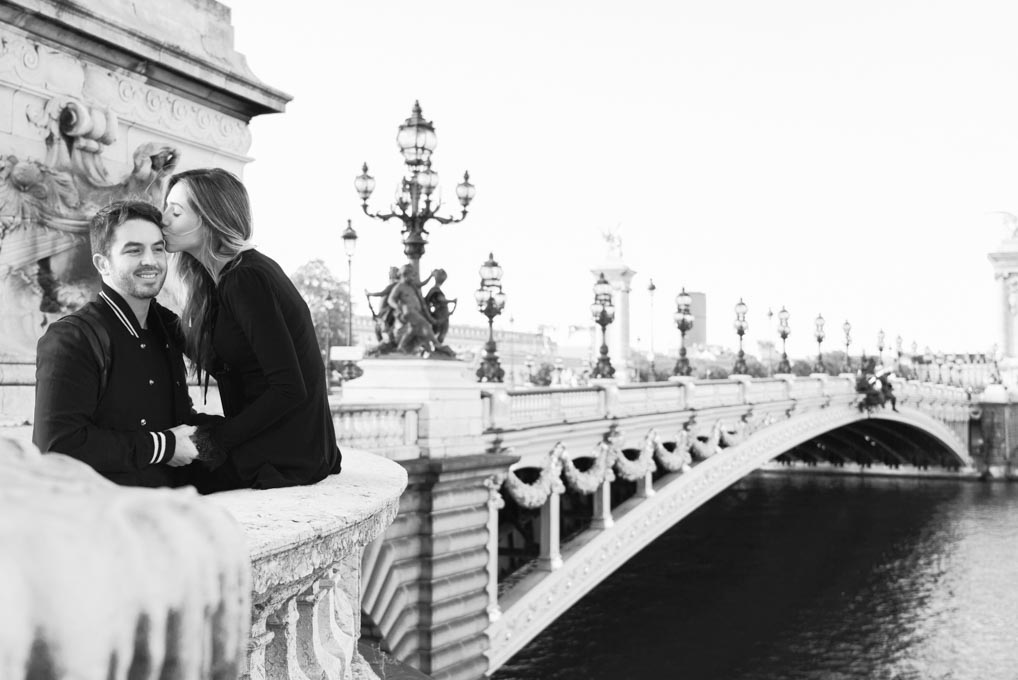 pose seance photo de couple pont alexandre 3 Paris