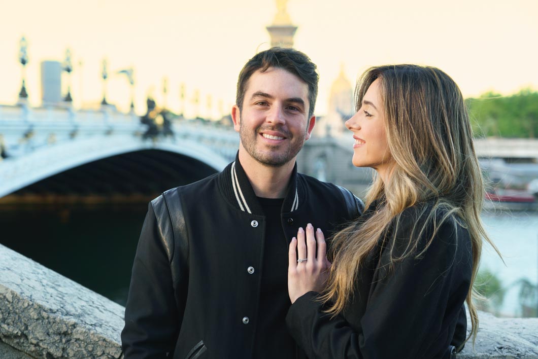 pose seance photo de couple pont alexandre 3 Paris