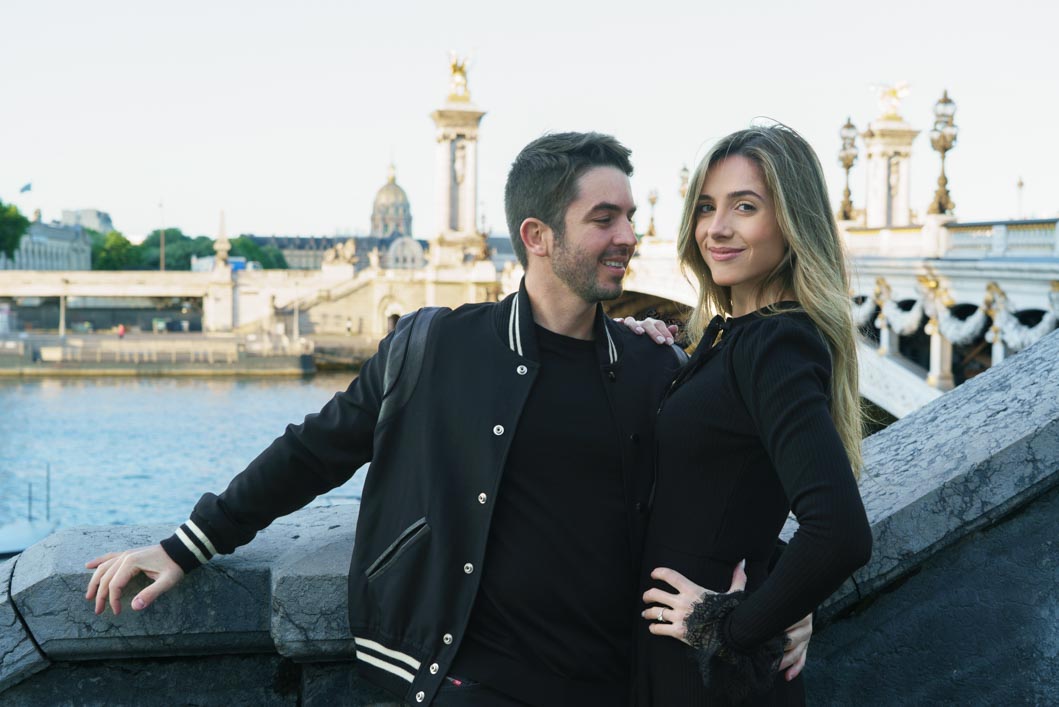 pose seance photo de couple pont alexandre 3 Paris