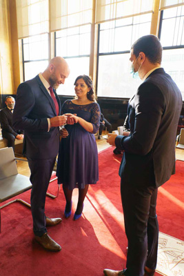 Échange des alliances lors d’un mariage civil à Boulogne-Billancourt