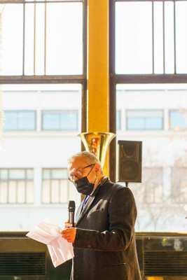 Un parent prononçant un discours émouvant lors du mariage à Boulogne-Billancourt