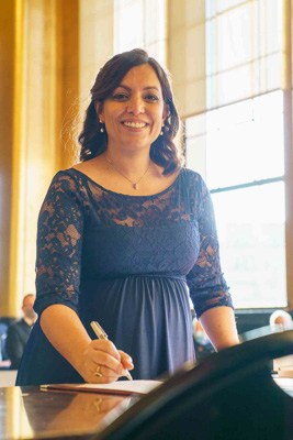 Signature du registre par la mariée à la mairie de Boulogne-Billancourt