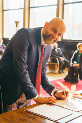 Le marié signe le registre de mariage à Boulogne-Billancourt