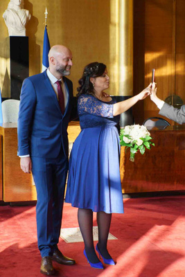 Les mariés en appel vidéo avec leurs proches après la cérémonie