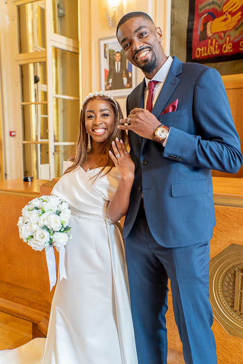 Couple de mariés s'embrassant devant le Panthéon, photographié par un photographe et vidéaste mariage à Paris