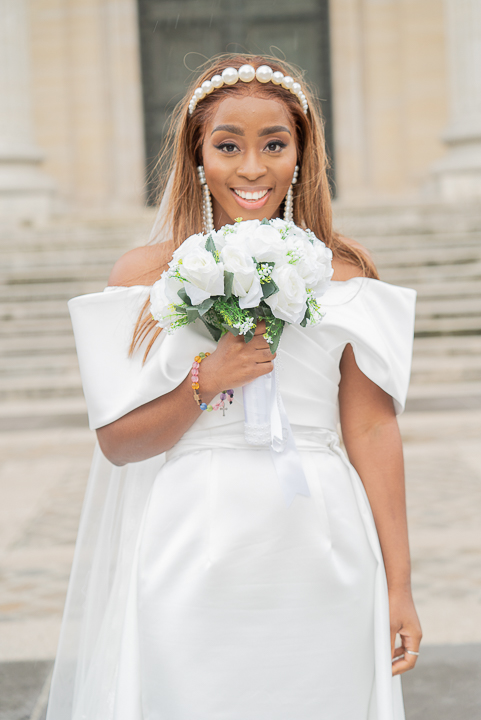 Séance photo de couple de mariés dans la salle des mariages du 5e arrondissement, capturée par un photographe et vidéaste mariage