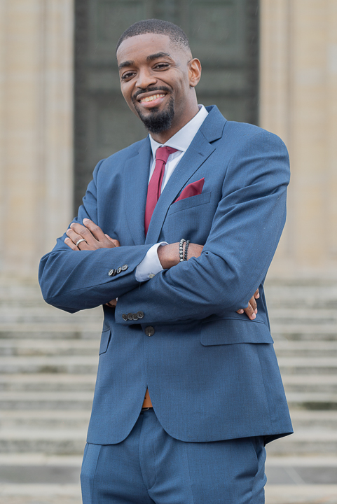 Marié et mariée posant pendant la séance photo de couple, photographiés par un photographe et vidéaste mariage
