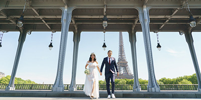 photo de mariage au Pont Bir-Hakeim avec la Tour Eiffel en arrière-plan. Photographe pour mariage à Paris, photo mariage, photographie mariage.