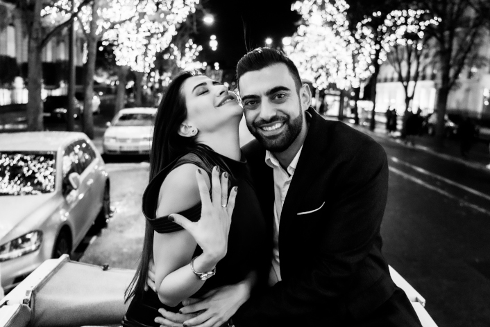 demande en mariage à Paris, couple glamour dans une calèche décapotée avenue Montaigne, nuit, ambiance romantique, noir et blanc