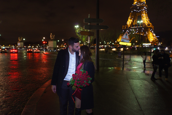 demande en mariage à Paris, couple s'embrassant tendrement devant la Tour Eiffel, ambiance romantique à la Place Varsovie