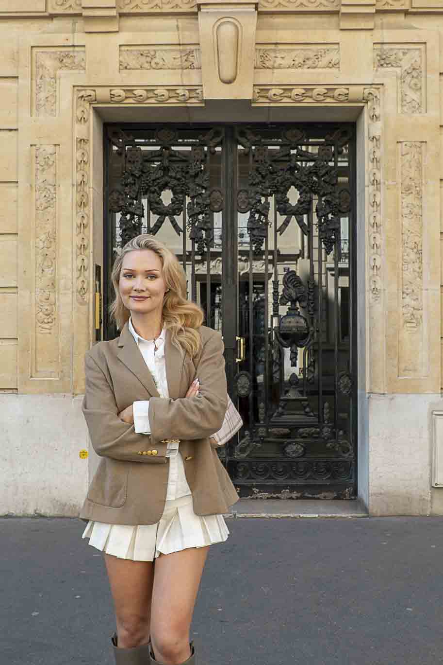 Portrait printanier à Paris, Tour Eiffel, lumière naturelle en pleine journée, spot romantique pour shooting photo