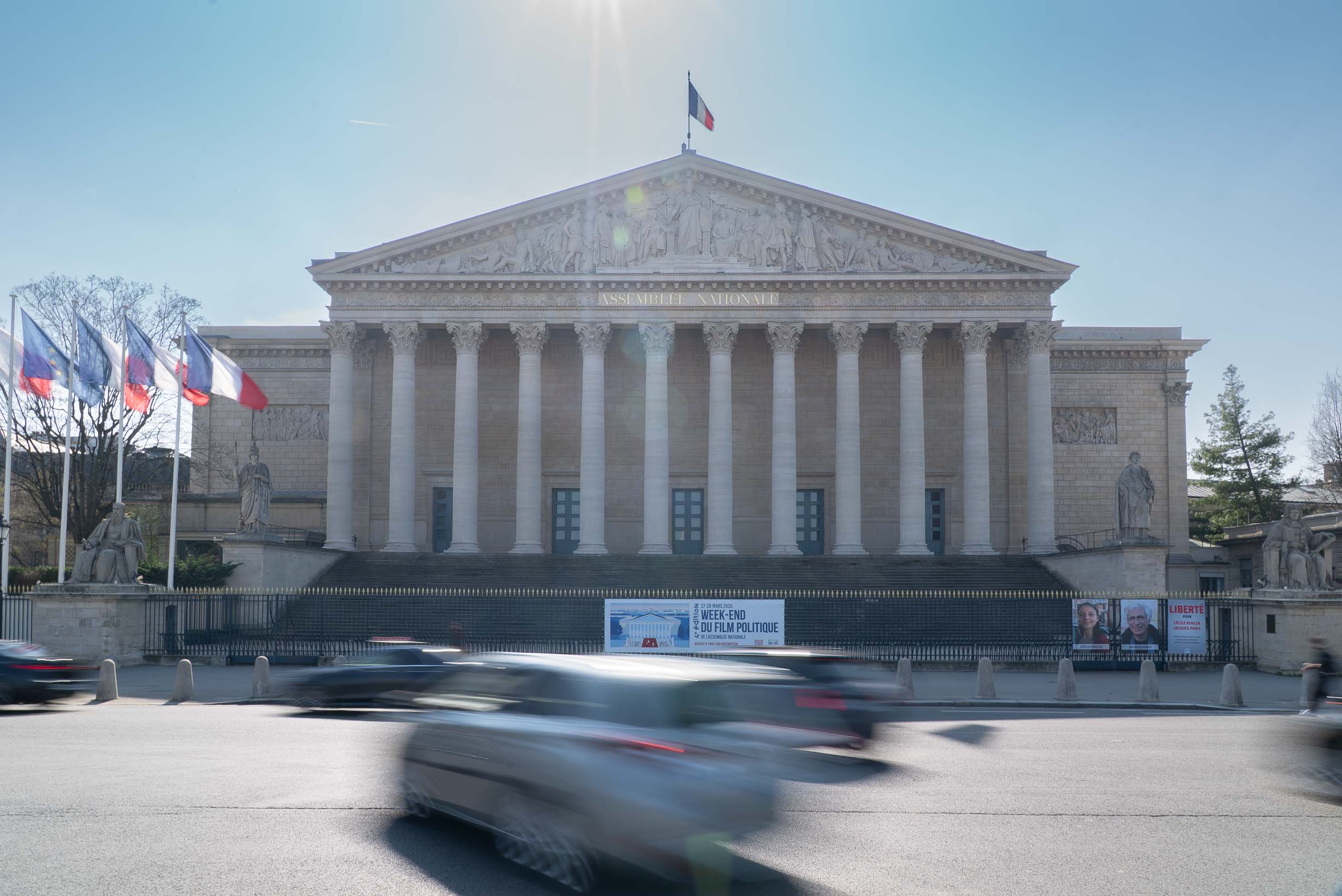 Effet filé devant l’Assemblée Nationale — exercice de mouvement en balade photo Paris cours de composition en extérieur