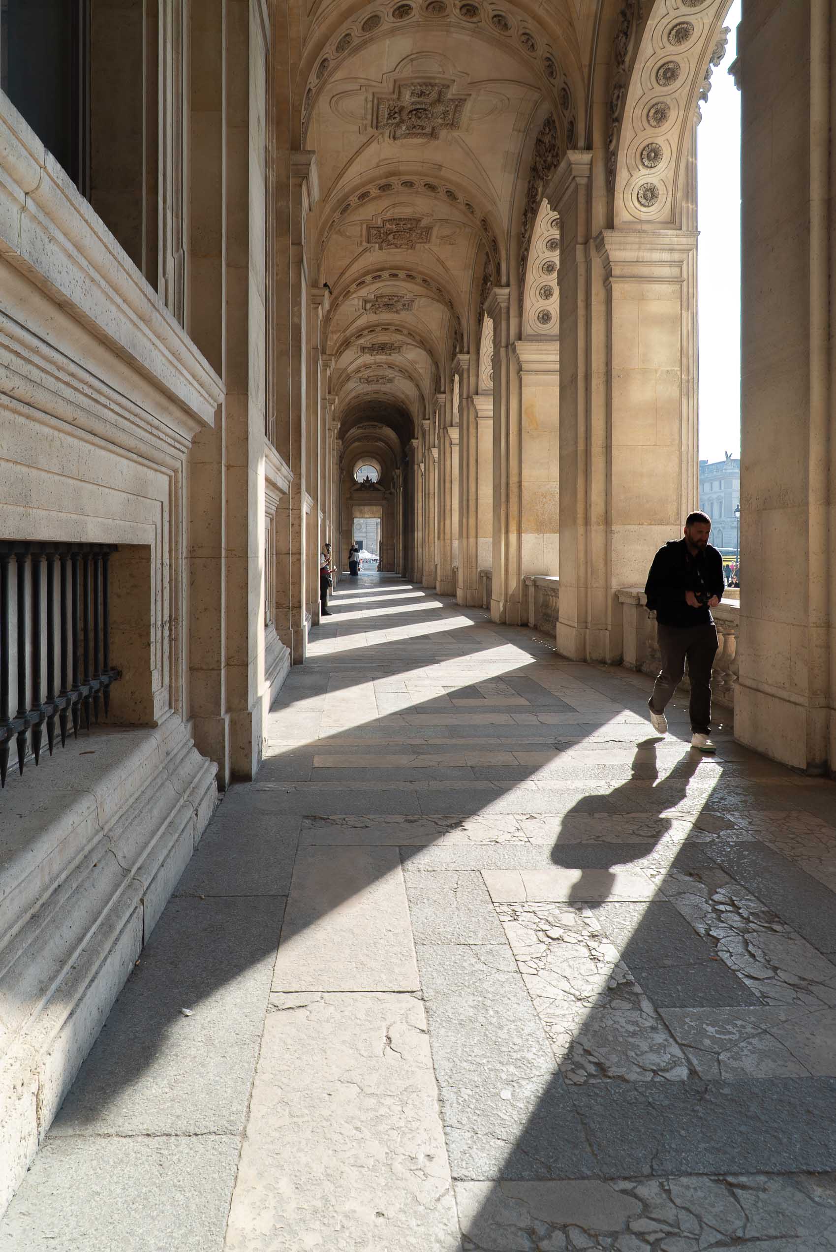 Jeu d’ombres sous les arcades du Louvre — composition graphique en balade photo Paris cours de composition en extérieur
