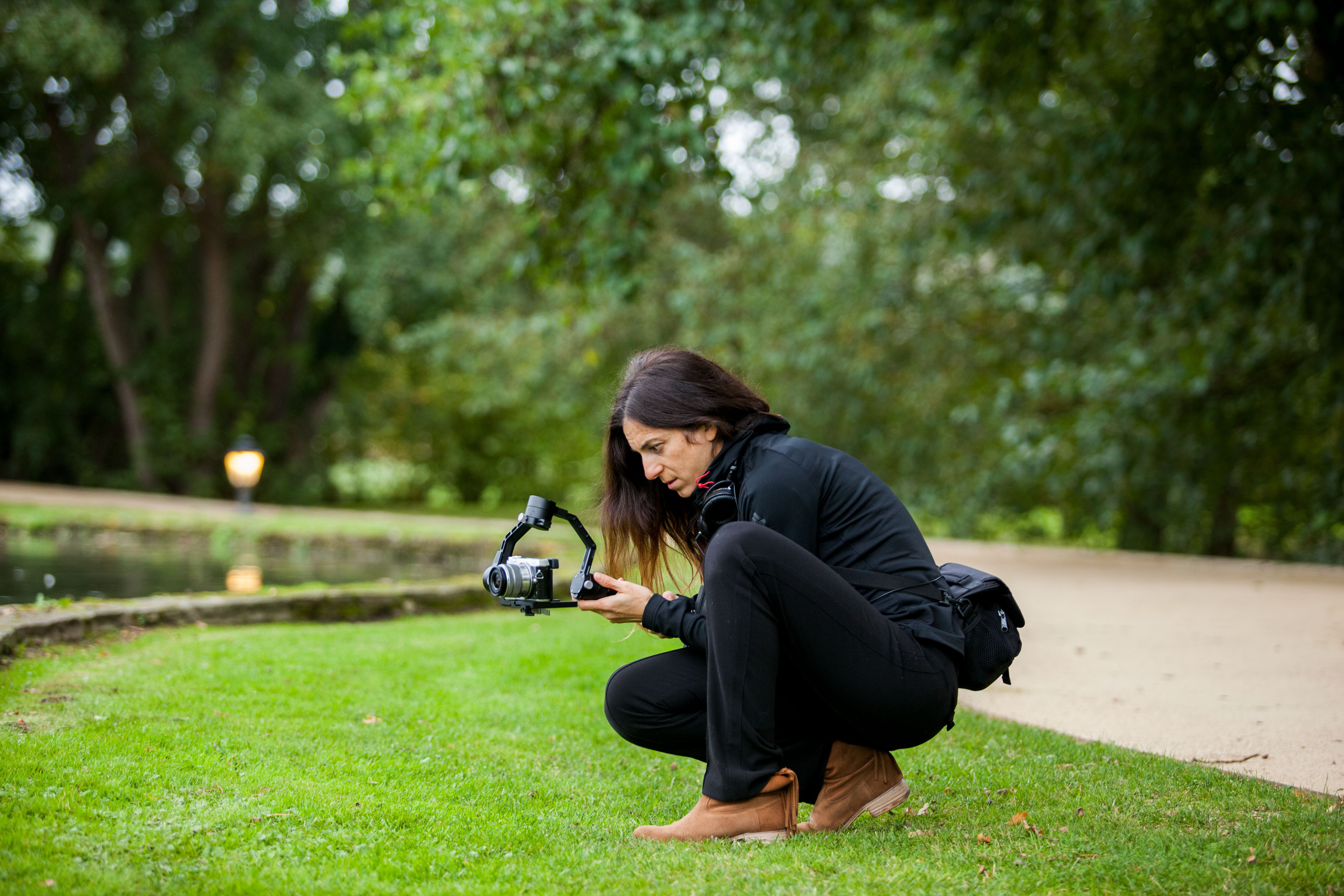 photographe avec une camera sur stabilisateur