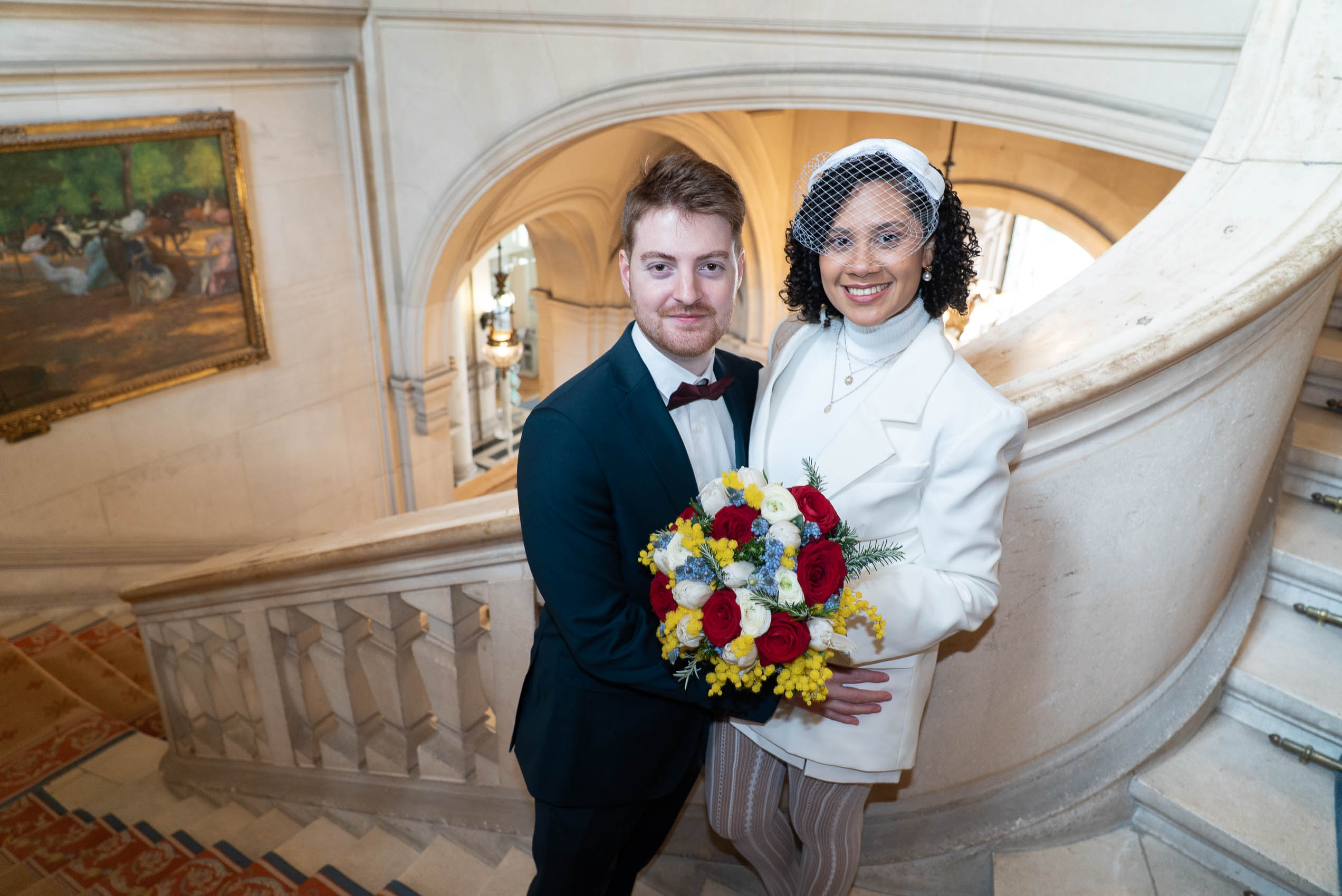 Couple dans les escaliers d'honneur de la mairie de Neuilly-sur-Seine