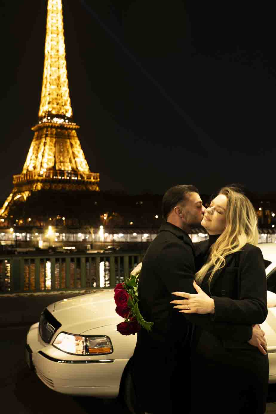 Couple enlacé après une demande en mariage réussie à Paris.