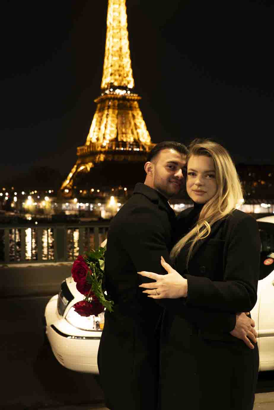 Couple amoureux avec roses rouges et limousine à Paris.
