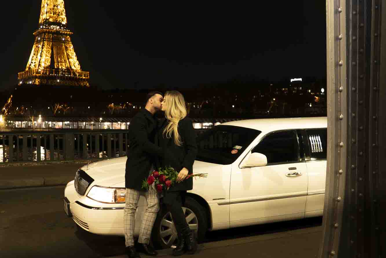 Photographe demande en mariage Paris : couple devant leur limousine après une séance photo romantique.