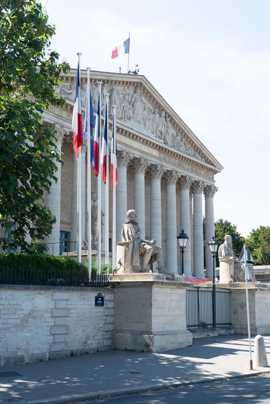 Assemblée Nationale Paris — angle dynamique, promenade Paris