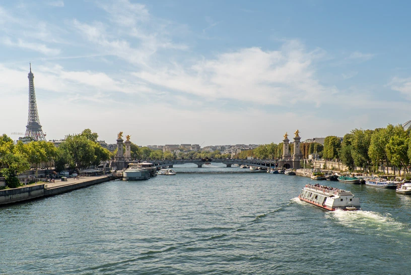 Pont Alexandre III avec la Tour Eiffel — balade dans Paris