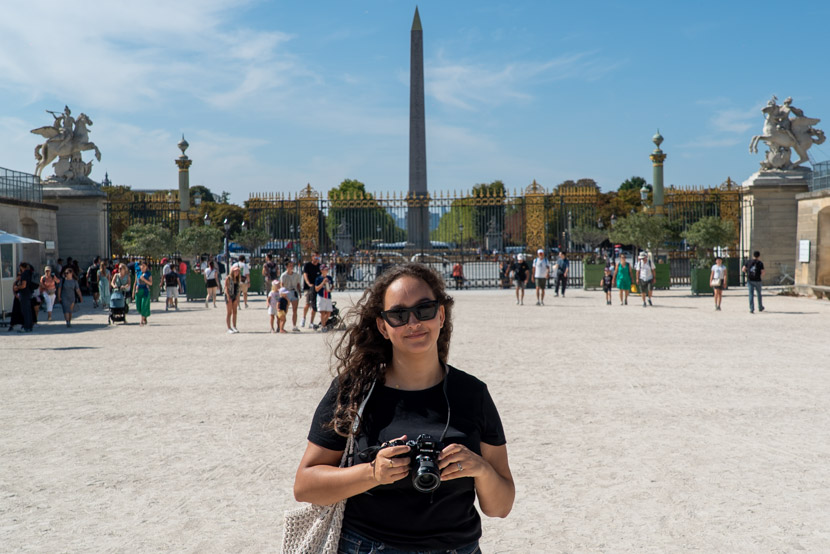 Portrait en lumière naturelle place de la Concorde — cours photo Paris ouverture f/2.8