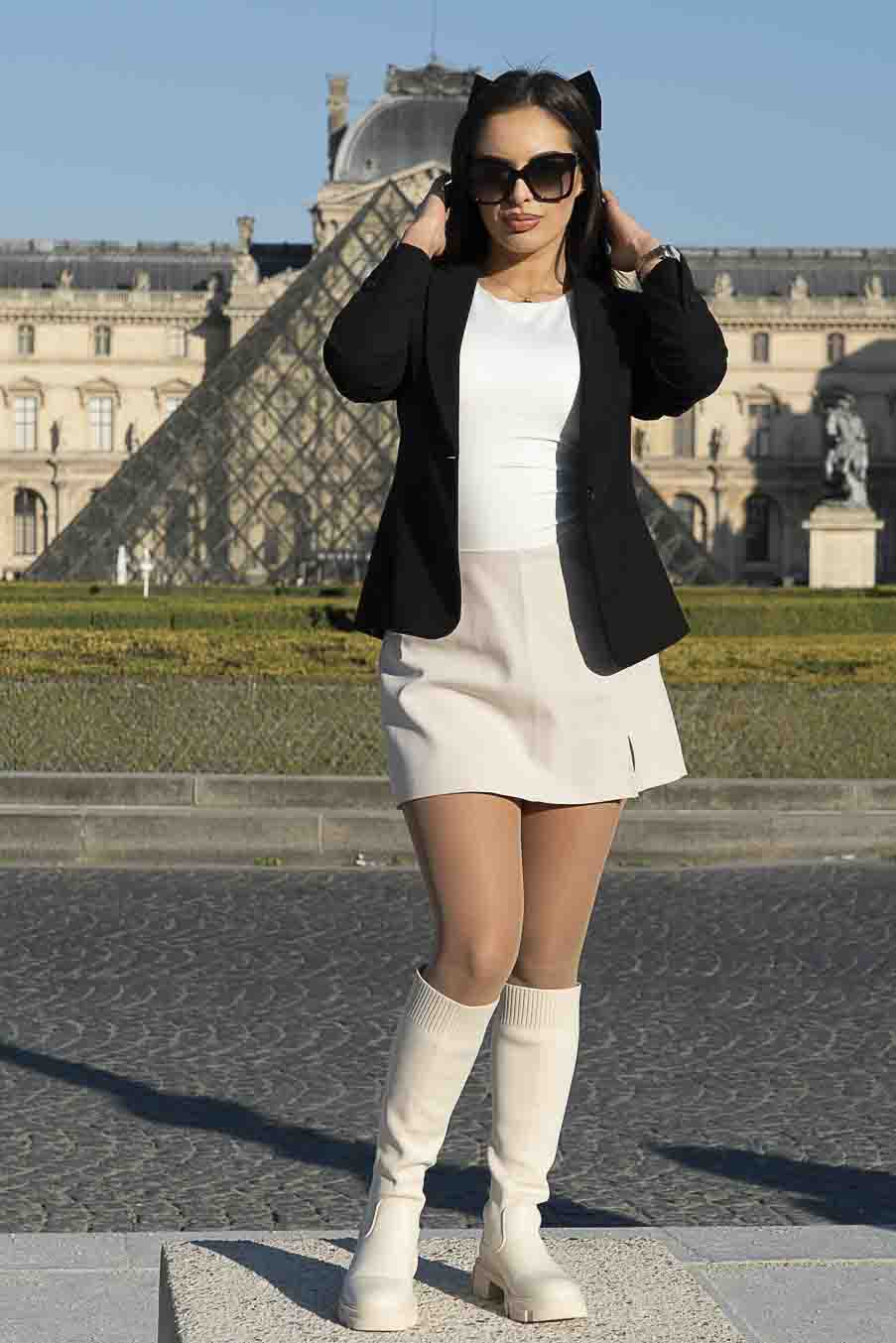Shooting photo au Louvre - Pyramide louvre shooting mode femme pose