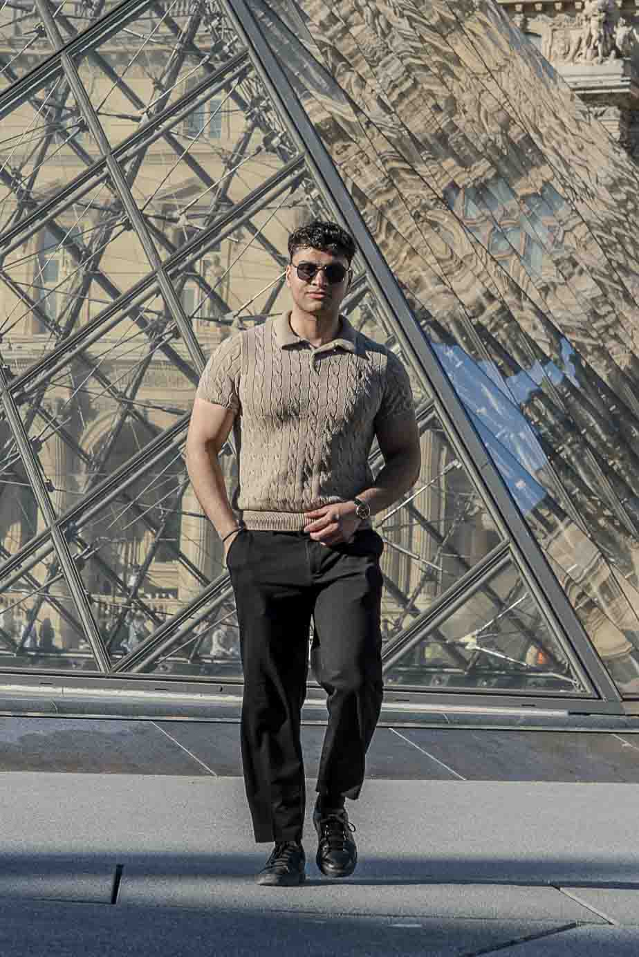 Shooting photo au Louvre - Pyramide louvre shooting mode homme defile
