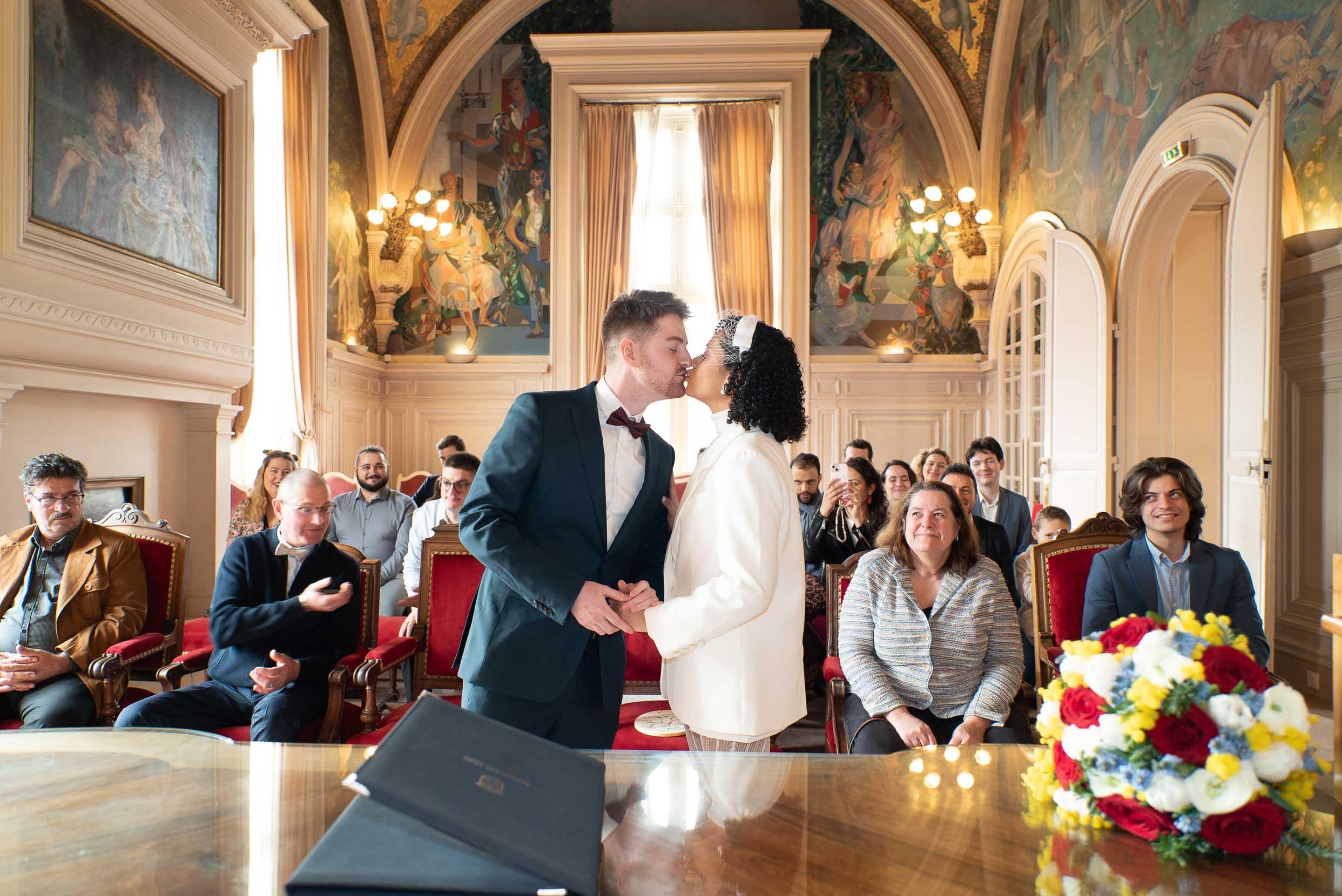 Baiser spontané des mariés après leur cérémonie civile à Neuilly-sur-Seine