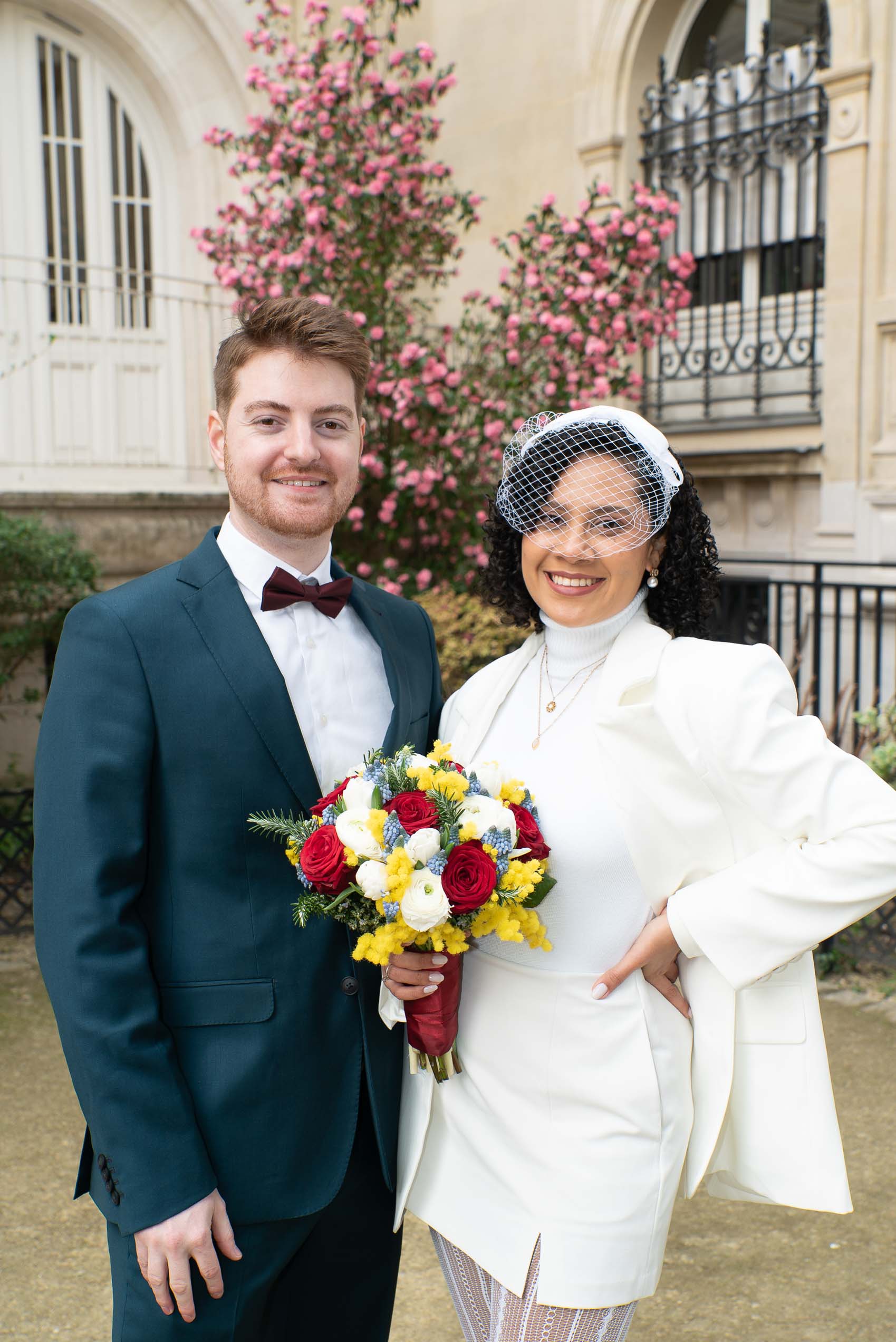 Séance photo couple dans le jardin de Neuilly-sur-Seine — sourires naturels