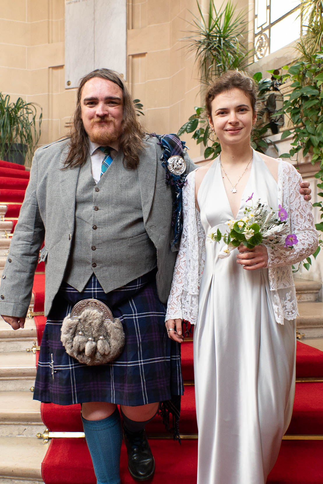 Couple de mariés marchant dans les escaliers de la mairie du 19e — photos mariage Paris