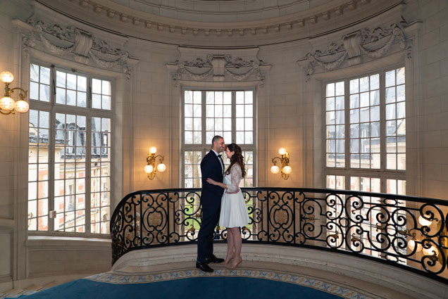 Photographe mariage Versailles - couple intérieur mairie