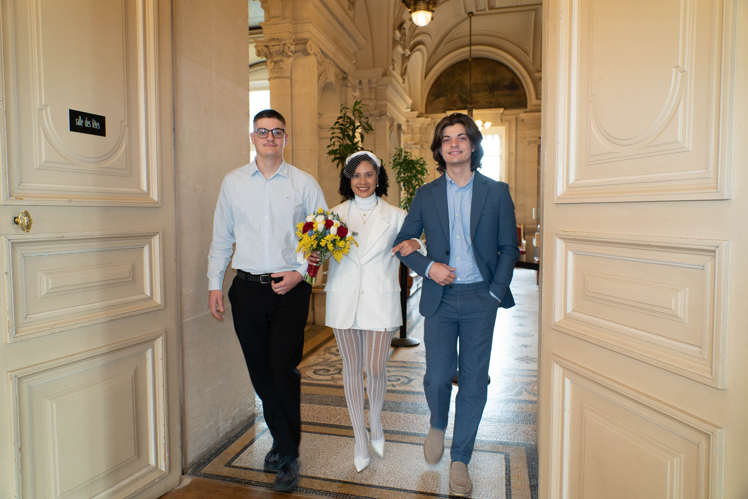 Entrée solennelle de la mariée dans la salle des mariages de Neuilly-sur-Seine