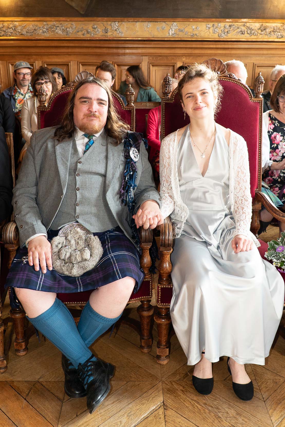 Couple de mariés dans la belle salle des mariages de la mairie du 19e arrondissement de Paris